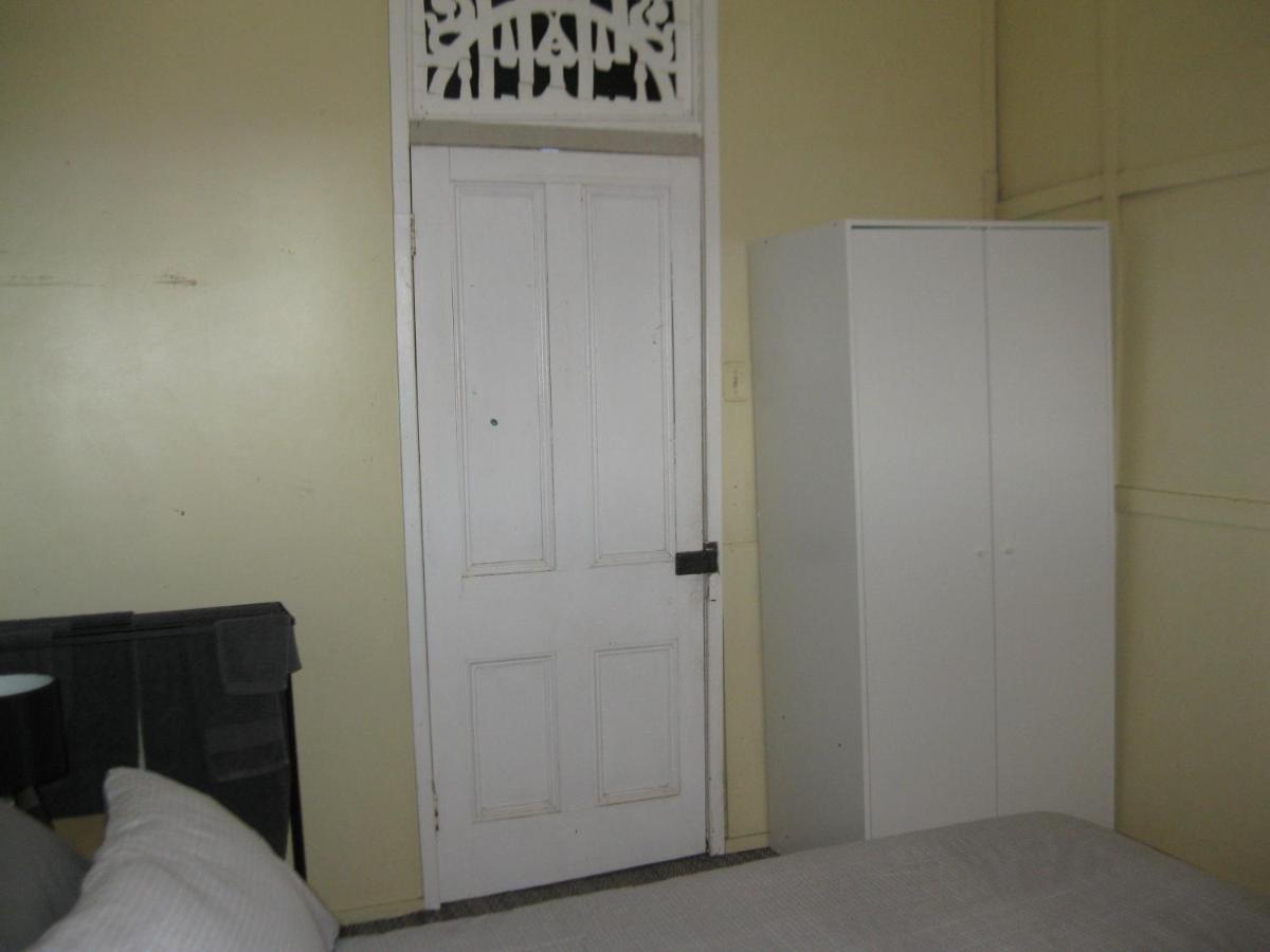 Australian Hotel Winton Budget Hotel Accommodation المظهر الخارجي الصورة